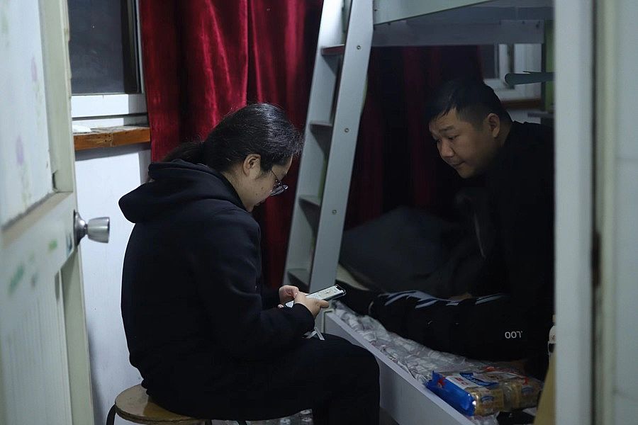 一个外卖骑手摔倒在冬夜的马路上,却不敢拨打120